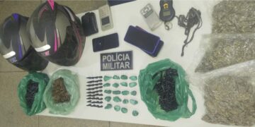 AÇÃO DA PMRO NA OPERAÇÃO BRASIL CONTRA O CRIME ORGANIZADO APREENDE MAIS DE 2,2 KG DE DROGAS E 4 PESSOAS SÃO CONDUZIDAS POR TRÁFICO NO DISTRITO DE NOVO PLANO