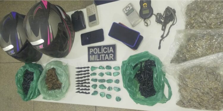 AÇÃO DA PMRO NA OPERAÇÃO BRASIL CONTRA O CRIME ORGANIZADO APREENDE MAIS DE 2,2 KG DE DROGAS E 4 PESSOAS SÃO CONDUZIDAS POR TRÁFICO NO DISTRITO DE NOVO PLANO