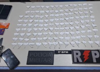 Polícia Militar apreende cerca de 130 invólucros de cocaína e prende suspeitos por tráfico de drogas