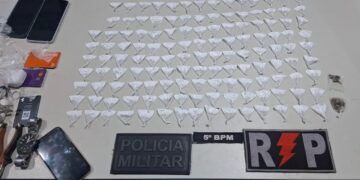 Polícia Militar apreende cerca de 130 invólucros de cocaína e prende suspeitos por tráfico de drogas