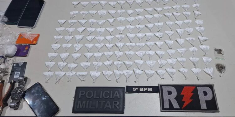Polícia Militar apreende cerca de 130 invólucros de cocaína e prende suspeitos por tráfico de drogas