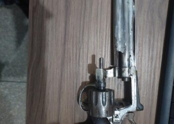 Confraternização termina em tiroteio, luta corporal e apreensão de duas armas; um homem foi detido