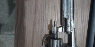 Confraternização termina em tiroteio, luta corporal e apreensão de duas armas; um homem foi detido