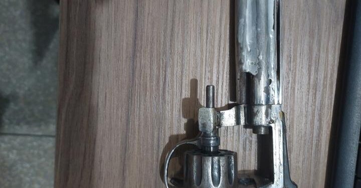 Confraternização termina em tiroteio, luta corporal e apreensão de duas armas; um homem foi detido