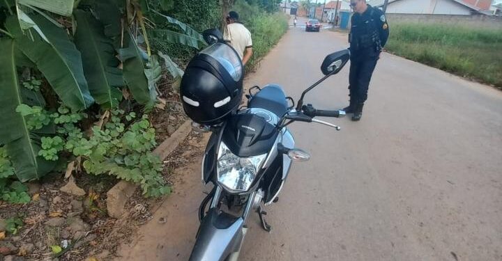 Homem é preso após confessar furto e ser flagrado realizando manobras perigosas com motocicleta em Ji-Paraná
