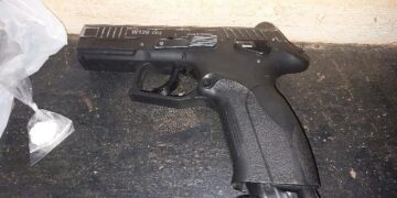 PMRO prende suspeito por violência doméstica, apreende simulacro de arma e droga em Guajará-Mirim