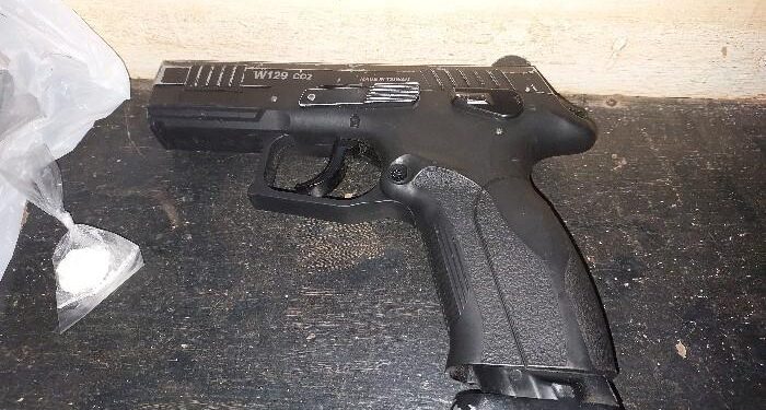 PMRO prende suspeito por violência doméstica, apreende simulacro de arma e droga em Guajará-Mirim