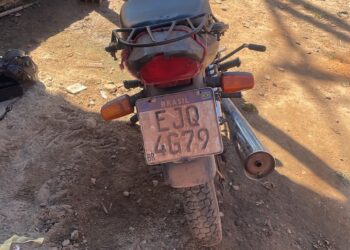 Foragida da Justiça é presa e motocicleta furtada é recuperada pela da Polícia Militar em Ji-Paraná