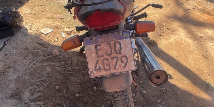 Foragida da Justiça é presa e motocicleta furtada é recuperada pela da Polícia Militar em Ji-Paraná