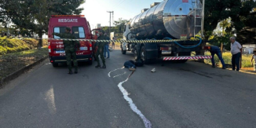 Motociclista morre após bater na traseira de caminhão parado na Avenida JK