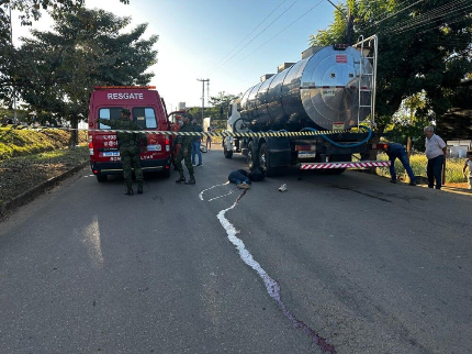 Motociclista morre após bater na traseira de caminhão parado na Avenida JK