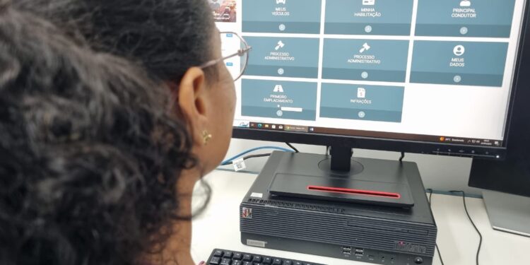 Emplacamento digital permite registrar veículo novo sem sair de casa em Rondônia