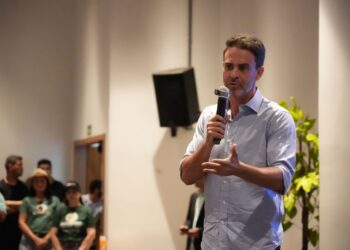 Prefeitura regulamenta concursos para reconhecer servidores e estagiários