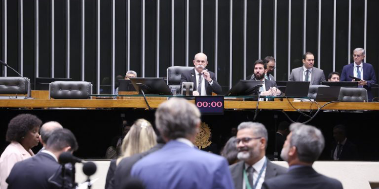 Câmara aprova urgência para projeto que muda a Lei de Crimes Ambientais