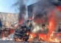 Carretas colidem de frente e pegam fogo na BR 364