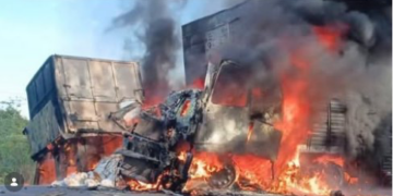 Carretas colidem de frente e pegam fogo na BR 364