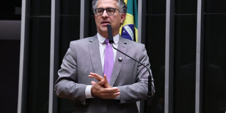 Projeto garante remarcação e desistência de passagens sem multa