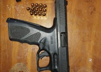 PM PRENDE DOIS HOMENS E APREENDE DROGAS E ARMAS DURANTE DILIGÊNCIAS APÓS ROUBO EM CEREJEIRAS