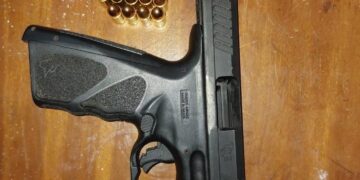 PM PRENDE DOIS HOMENS E APREENDE DROGAS E ARMAS DURANTE DILIGÊNCIAS APÓS ROUBO EM CEREJEIRAS