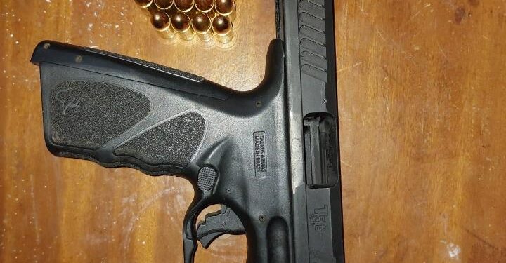 PM PRENDE DOIS HOMENS E APREENDE DROGAS E ARMAS DURANTE DILIGÊNCIAS APÓS ROUBO EM CEREJEIRAS