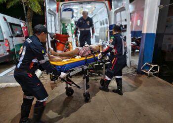 Vítima pede socorro em comércio após ser esfaqueado