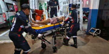 Vítima pede socorro em comércio após ser esfaqueado