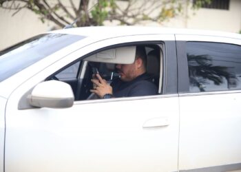 Pequenos hábitos ao volante podem gerar multas e colocar vidas em risco