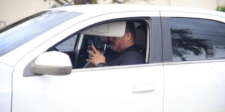 Pequenos hábitos ao volante podem gerar multas e colocar vidas em risco