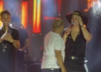 Fã sobe ao palco de Natanzinho, dança e bebe em show na Expoacre