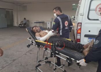 Homem é espancado com barra de ferro após suposto furto de televisão