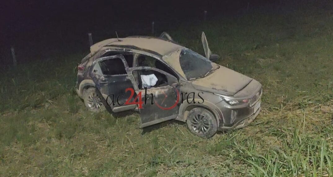 Acidente deixa feridos e dois carros capotados na BR-364