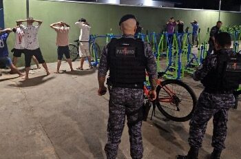 Adolescentes são abordados após danos em brinquedos de praça pública