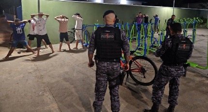 Adolescentes são abordados após danos em brinquedos de praça pública
