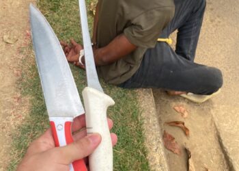 Terror homem é preso após entrar em creche com duas facas