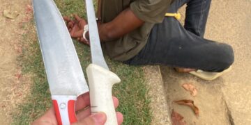 Terror homem é preso após entrar em creche com duas facas