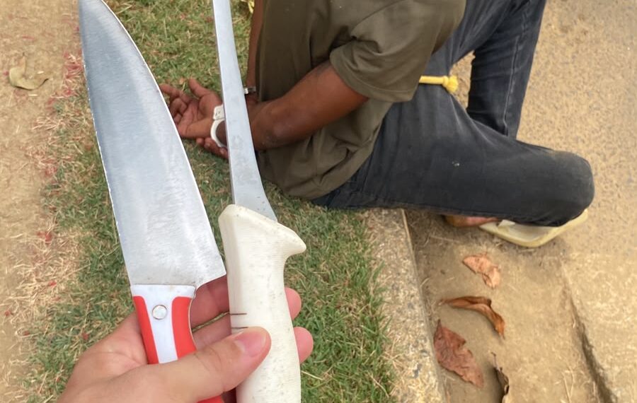 Terror homem é preso após entrar em creche com duas facas