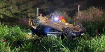 carro capota na BR-364, próximo à Curva da Morte, e deixa mulher morta e três feridos