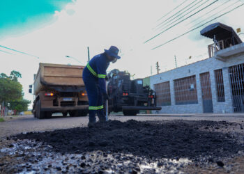 Os bairros Teixeirão, Flodoaldo Pontes Pinto e Nova Esperança recebem serviço de tapa-buraco