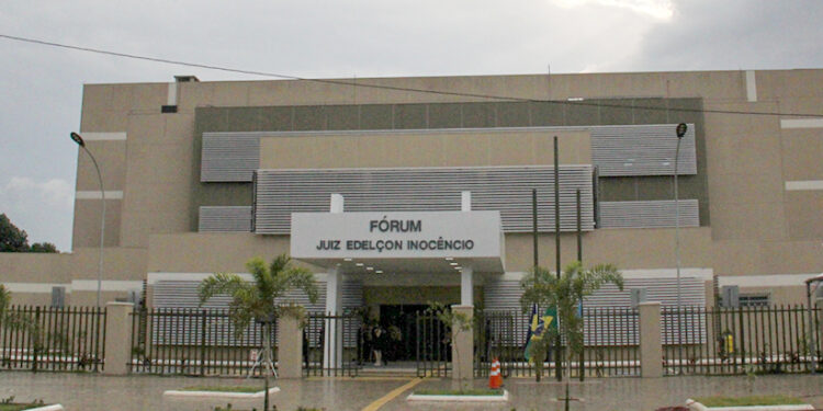 Justiça decreta prisão preventiva de acusados de duplo homicídio após abandono da defesa em júri em Ariquemes