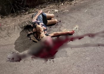 Ciclista é encontrada ferida na rua e suspeita é de que veículo tenha passado sobre sua cabeça