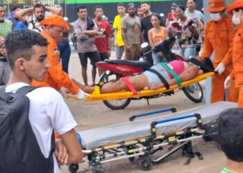 mulher cai de segundo andar e é socorrida pelo Corpo de Bombeiros