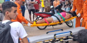 mulher cai de segundo andar e é socorrida pelo Corpo de Bombeiros