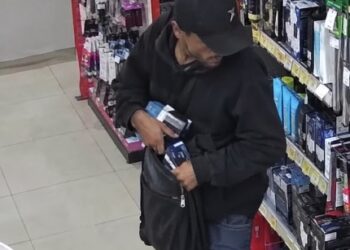 Homem é suspeito de furtar produtos de loja após entrar no local com currículo