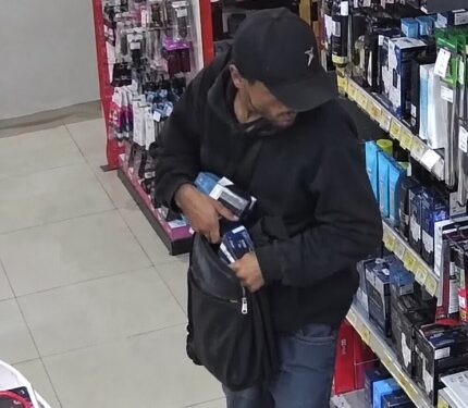 Homem é suspeito de furtar produtos de loja após entrar no local com currículo