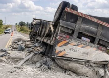 Tombamento de carreta com 750 sacas de cimento assusta motoristas na BR-429, em Seringueiras