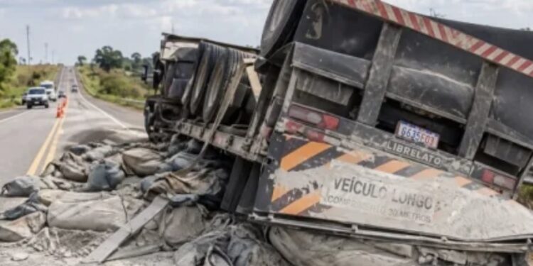 Tombamento de carreta com 750 sacas de cimento assusta motoristas na BR-429, em Seringueiras