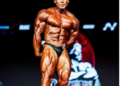 Mr. Olympia 2026: Ramon Dino tropeça, deixa bi escapar e termina em 3º lugar