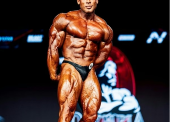 Mr. Olympia 2026: Ramon Dino tropeça, deixa bi escapar e termina em 3º lugar