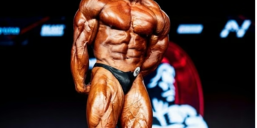 Mr. Olympia 2026: Ramon Dino tropeça, deixa bi escapar e termina em 3º lugar
