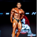 Mr. Olympia 2026: Ramon Dino tropeça, deixa bi escapar e termina em 3º lugar